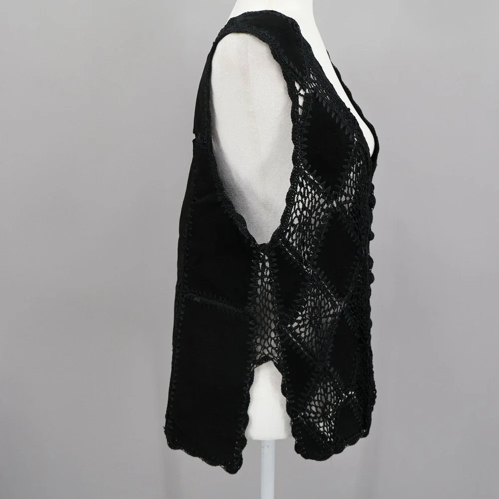 N/A black crochet